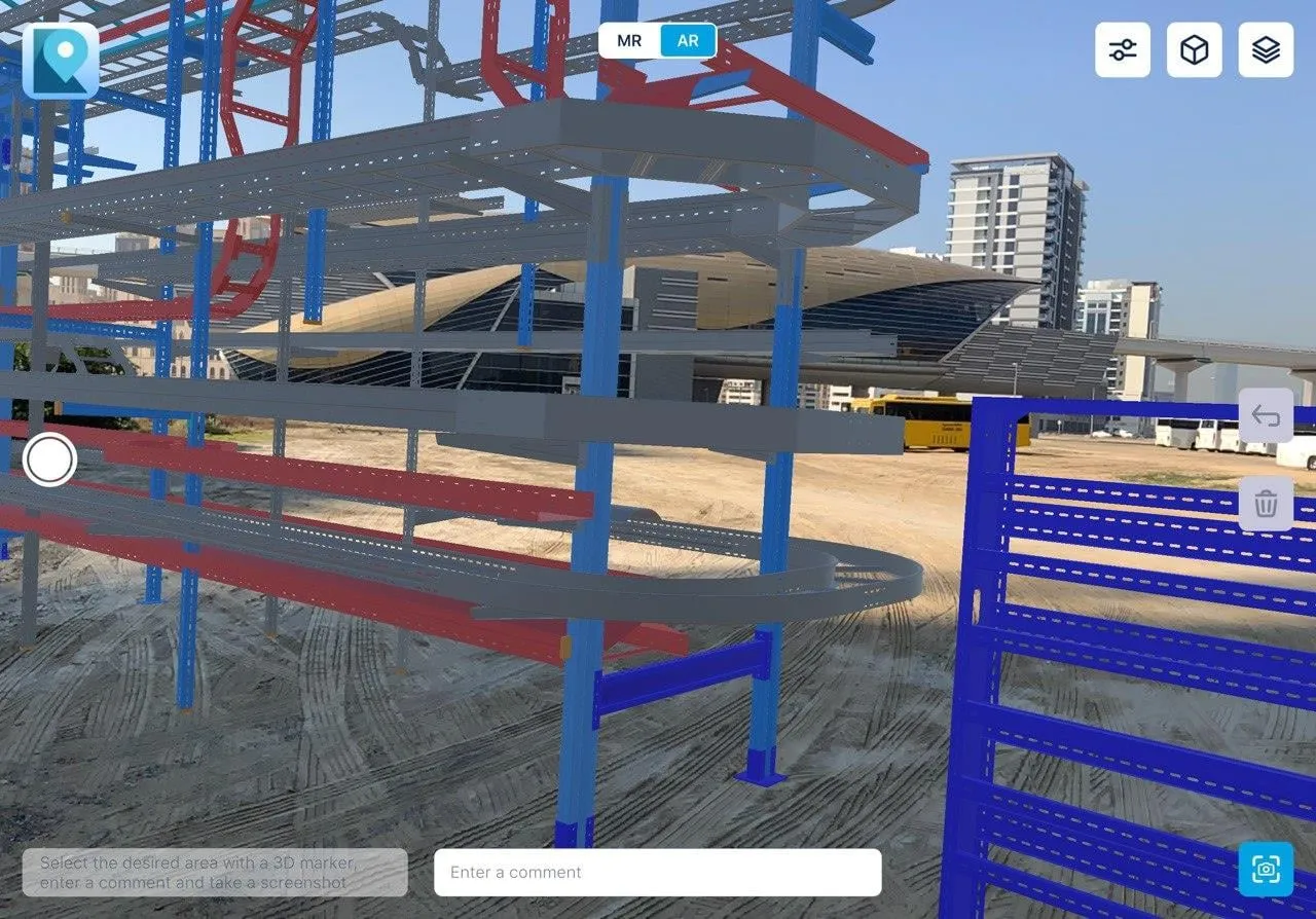 XR Blueprint 3D على جهاز لوحي: نموذج BIM لهياكل فولاذية وحوامل كابلات فوق موقع بناء حقيقي.